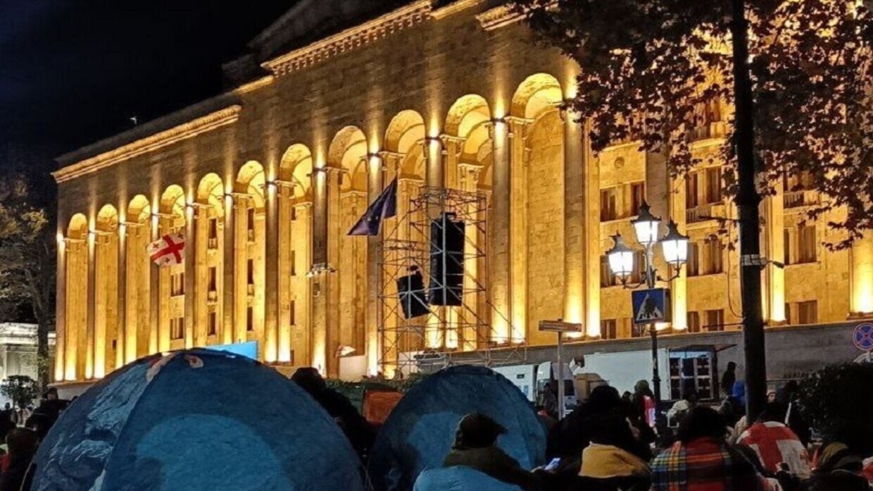 جورجيا تهدد بمقاضاة "BBC" عقب تقرير عن استخدام مواد كيميائية ضد المتظاهرين