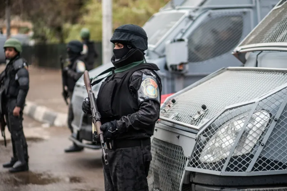 مصر.. مقتل شرطي ومصرع 4 عناصر إجرامية خطيرة في تبادل إطلاق نار