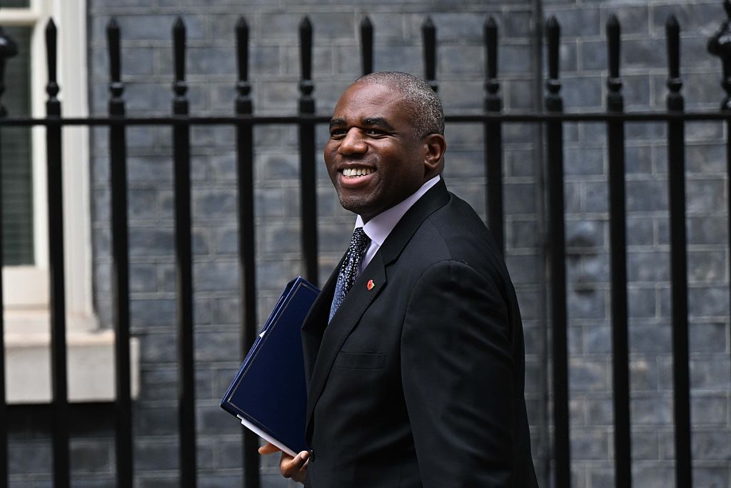 وزير العدل البريطاني يعلن عن الإفراج عن سجناء بالخطأ