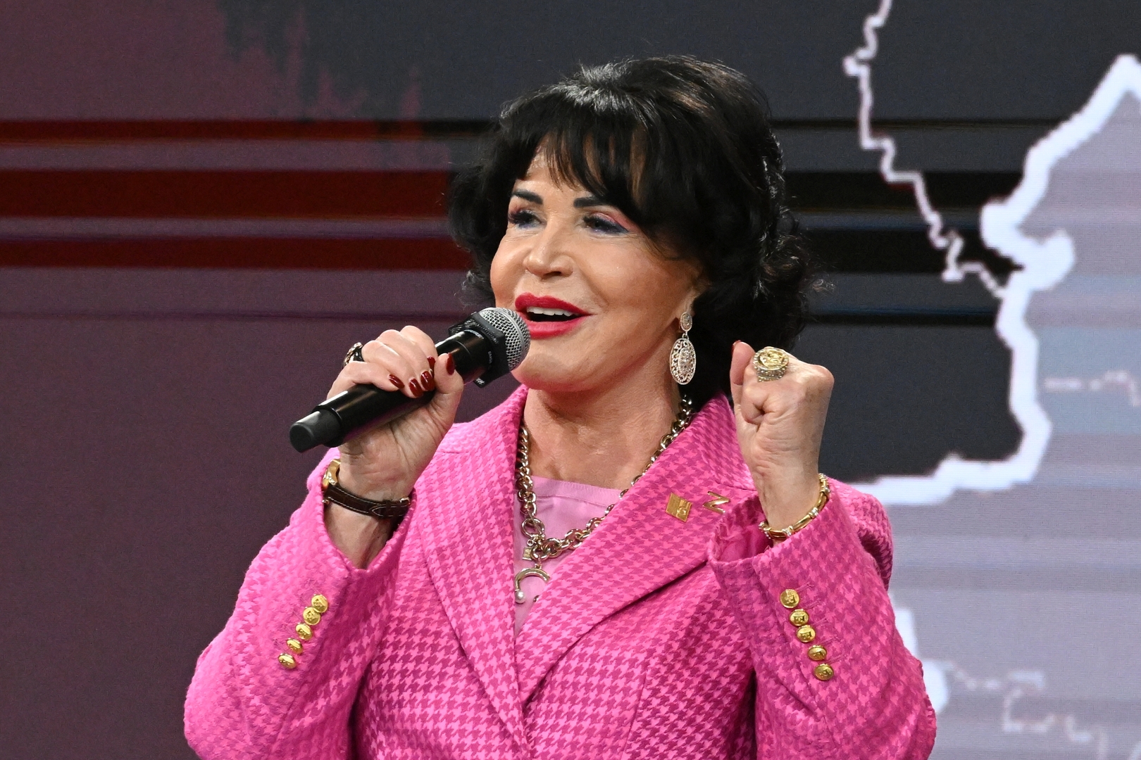 بوتين يمنح فنانة ومذيعة روسيتين أوسمة رفيعة المستوى