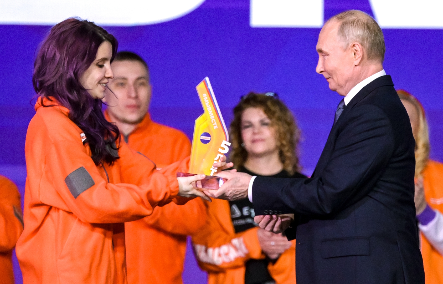 بوتين يكرّم شابة روسية ويمنحها جائزة "متطوع العام" لسنة 2025