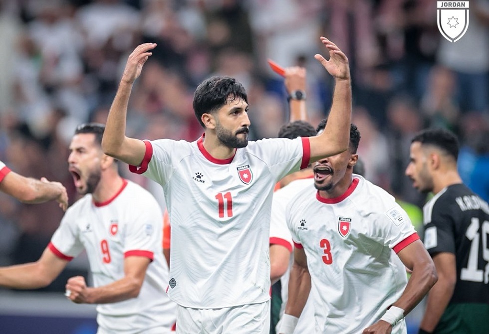 احتفال الكرسي.. يزن النعيمات لشعل مدرجات استاد البيت (فيديو)