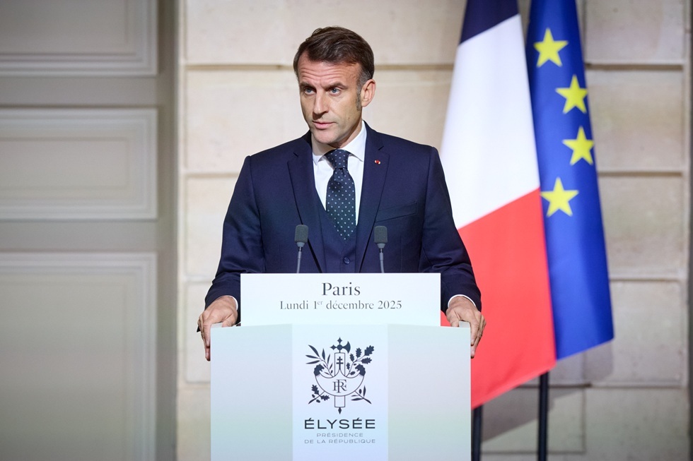 ماكرون يصل بكين في زيارة دولة إلى الصين (صور)