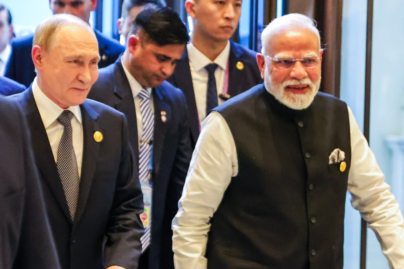 مودي يستقبل بوتين شخصيا لدى وصوله إلى الهند (فيديو)