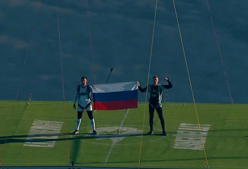 صانع محتوى روسي يقلد الاحتفال الشهير للأسطورة رونالدو على ارتفاع 1700 متر