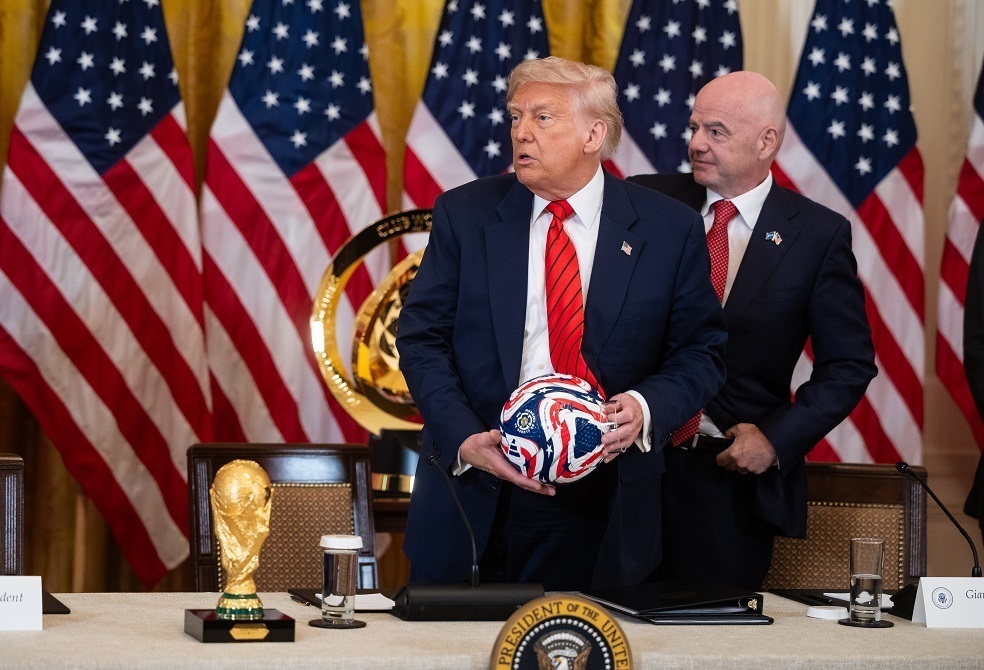 فيفا تمنح ترامب جائزة خاصة في حفل قرعة كأس العالم