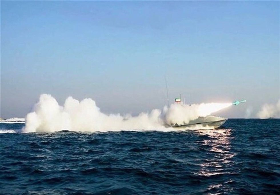 إيران تطلق صواريخ بعيدة المدى خلال مناورات بحرية قرب مضيق هرمز (فيديوهات)