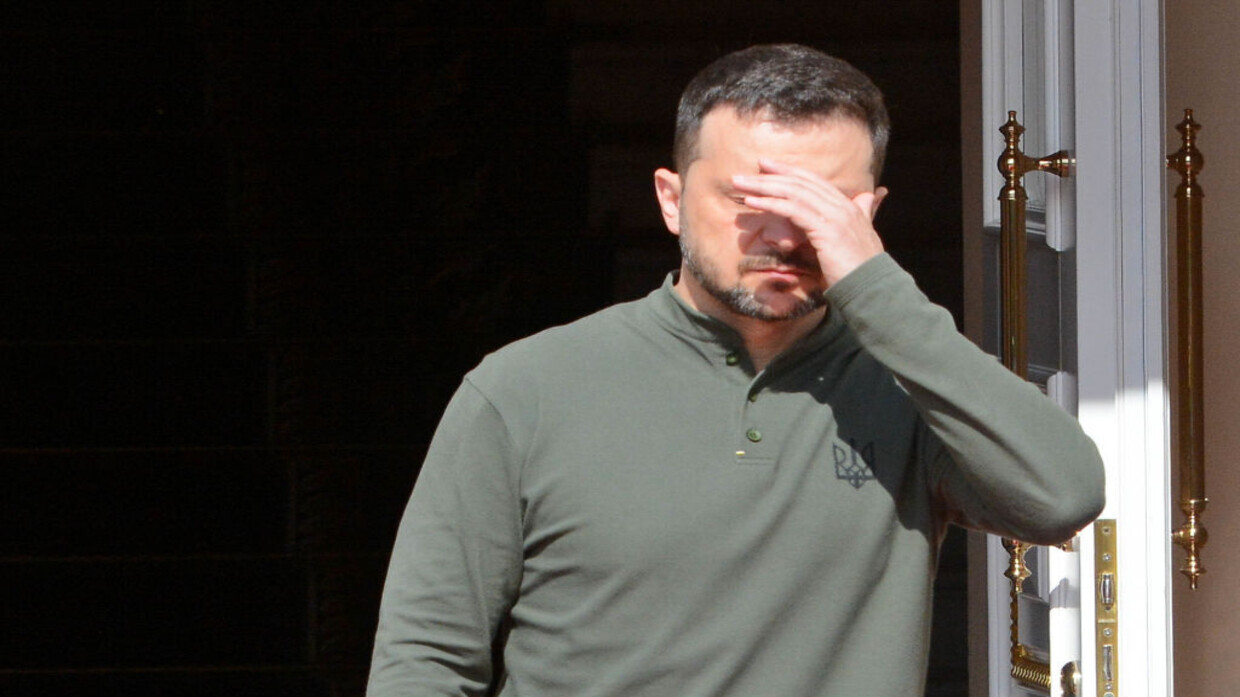 صحيفة إسبانية: مصير زيلينسكي "معلق بشعرة"