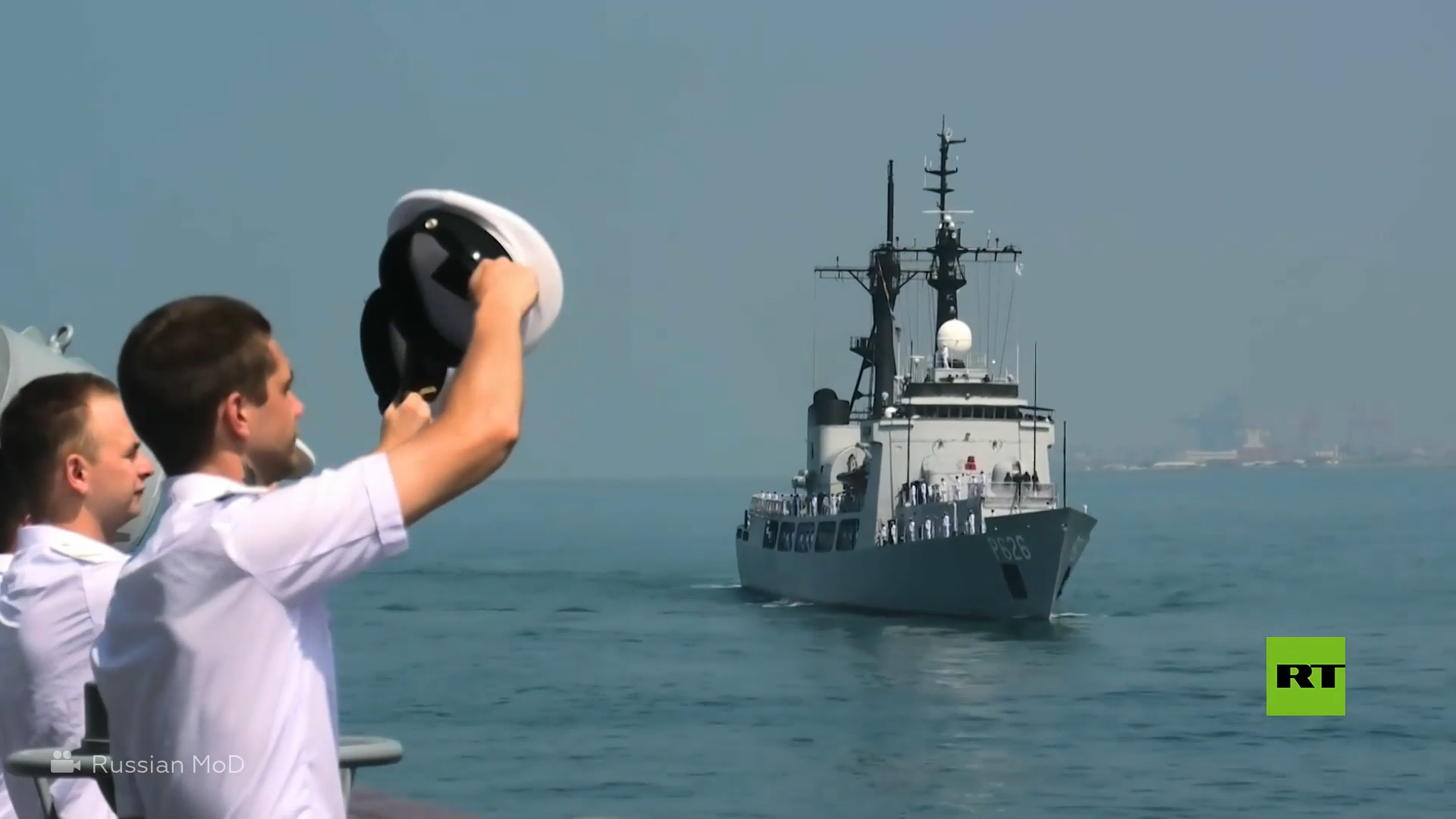 طراد "غريماتشي" الروسي يشارك في عرض عسكري بمناسبة الذكرى الـ75 لتأسيس البحرية السريلانكية