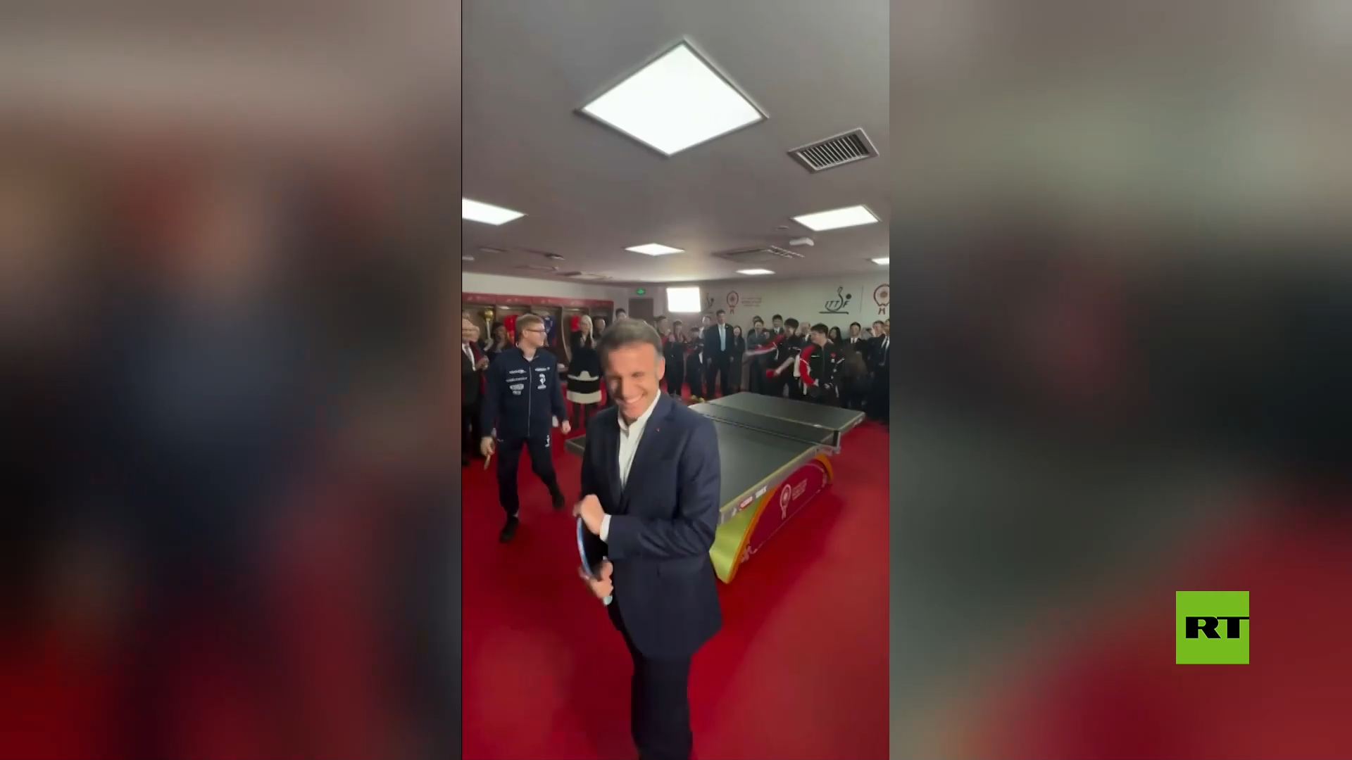 ماكرون يلعب تنس الطاولة أثناء زيارته للصين