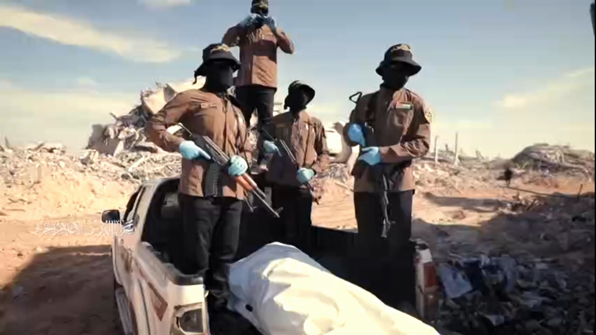 "سرايا القدس" تنشر لقطات لتسليم جثة رهينة إسرائيلي إلى الصليب الأحمر