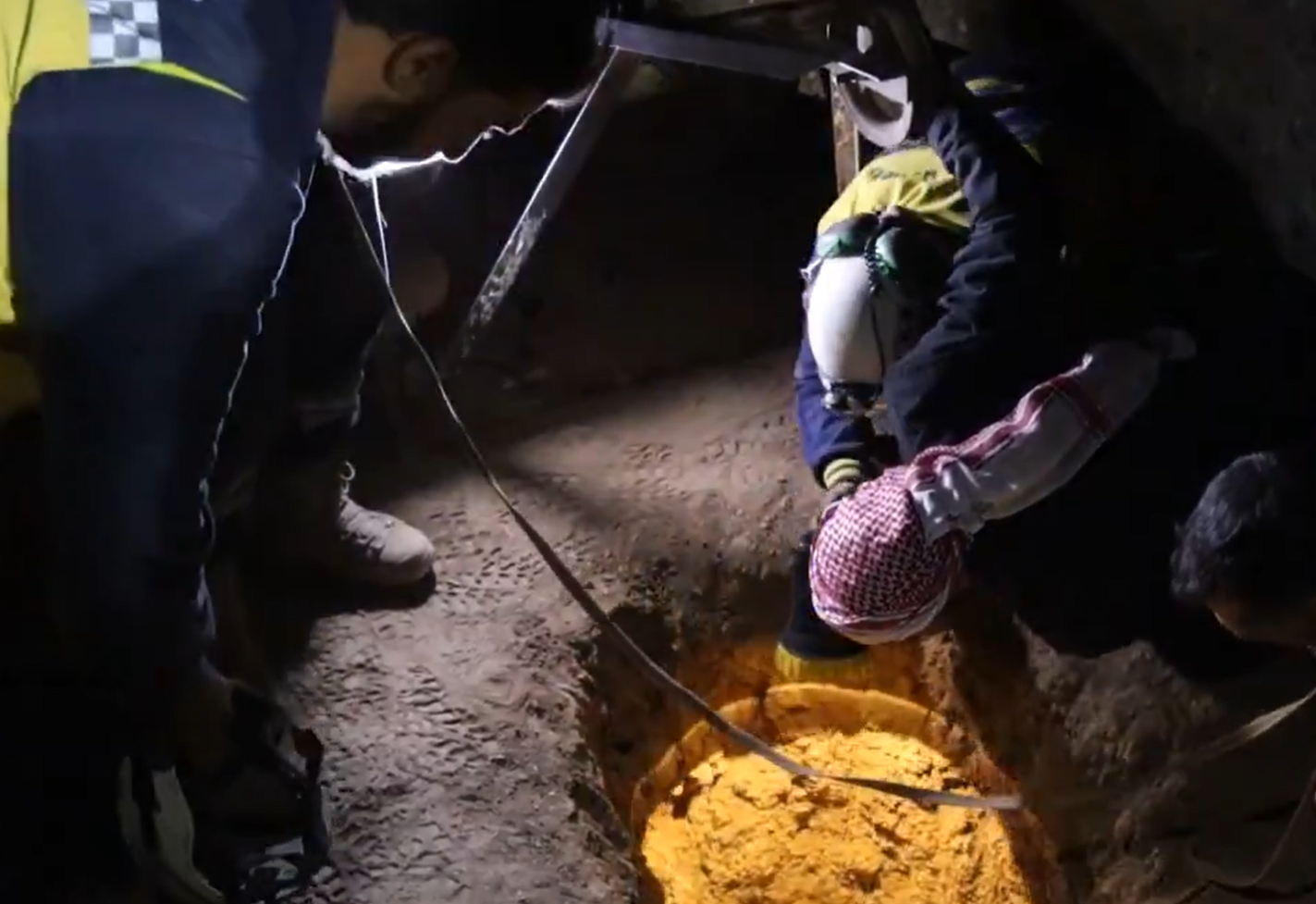 تفاعل على إنقاذ الدفاع المدني السوري طفلة من قاع بئر ومطالب بعلاج هذه الظاهرة (فيديوهات)