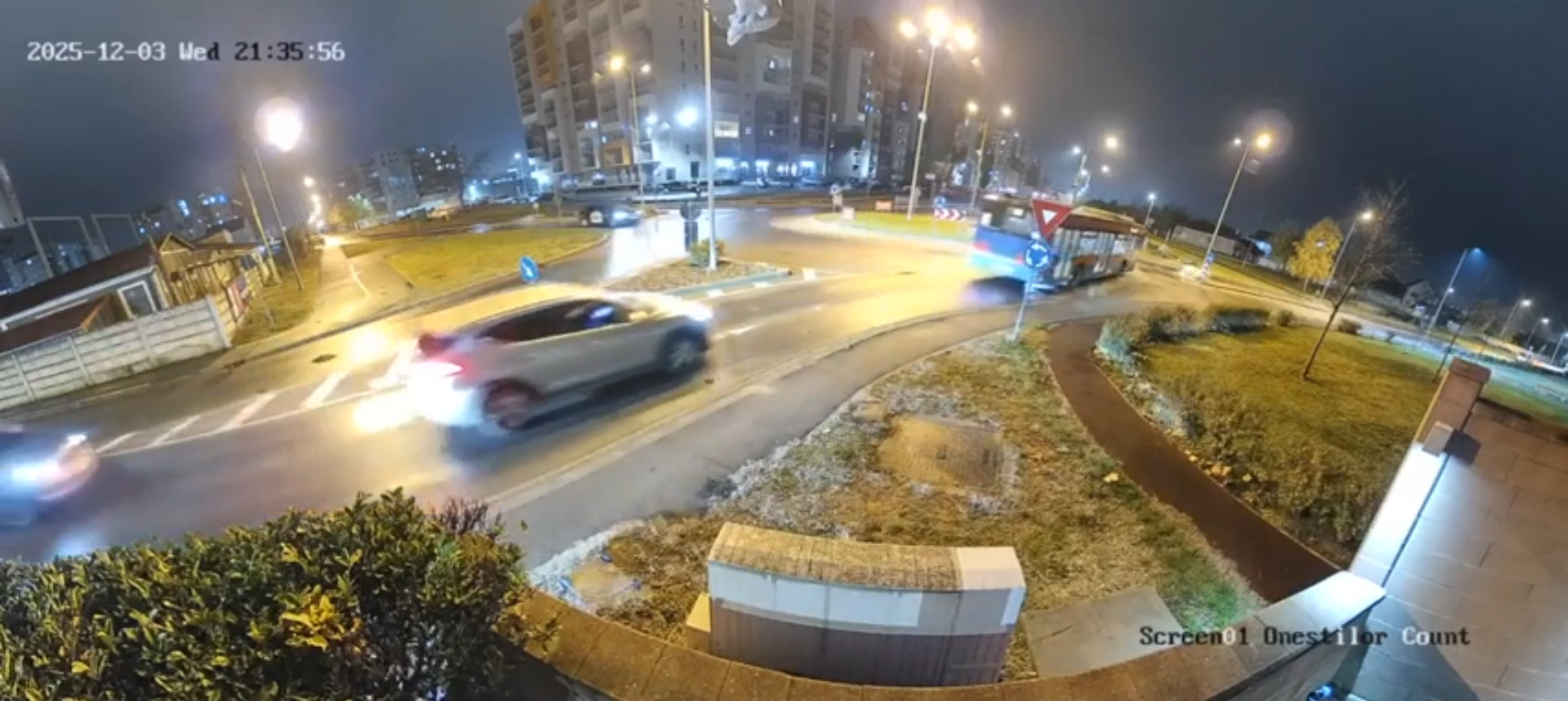 شاهد.. سيارة تطير عشرات الأمتار فوق سيارات أخرى في حادث سير غريب