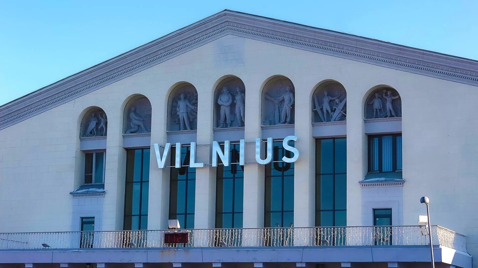 مطار فيلنيوس يعلق العمل بسبب بالونات في مجاله الجوي