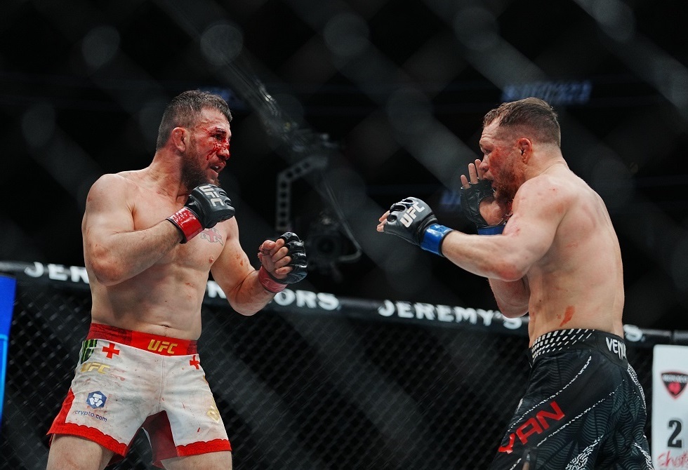 المقاتل الروسي بيتر يان يستعيد لقب بطل (UFC) في نزال "دموي".. فيديو