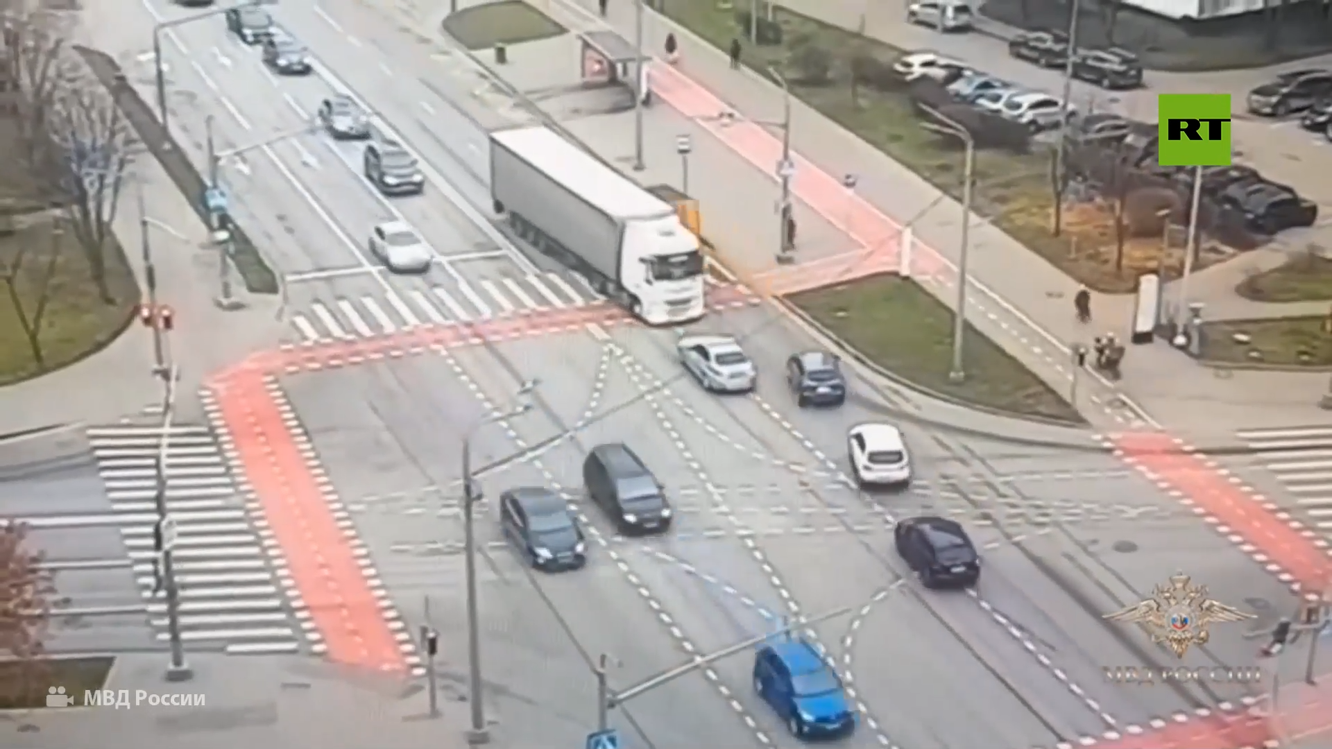 موسكو.. شرطي يمنع حادثا مروريا بإيقاف شاحنة فاقدة للسيطرة