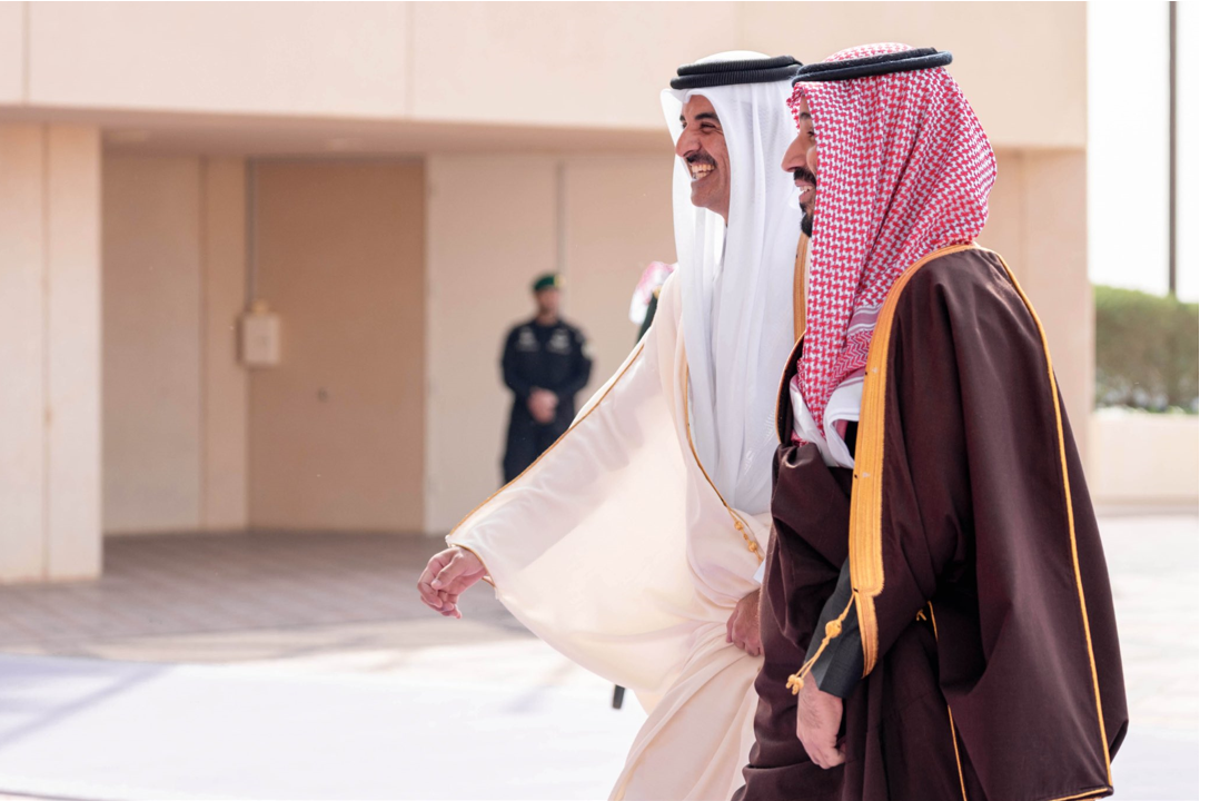 حفاوة استقبال الأمير محمد بن سلمان للشيخ تميم بن حمد تثير تفاعلا واسعا (فيديو + صور)