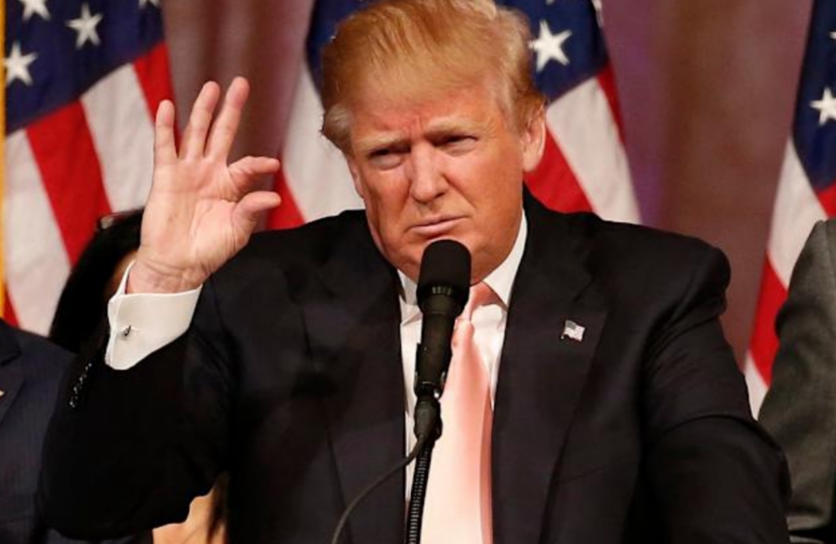 "يمكن أن يكشف الكثير عن الرجل".. ترامب يوقف اجتماعا مهما ليسأل عن حجم جزء معين من الجسم!