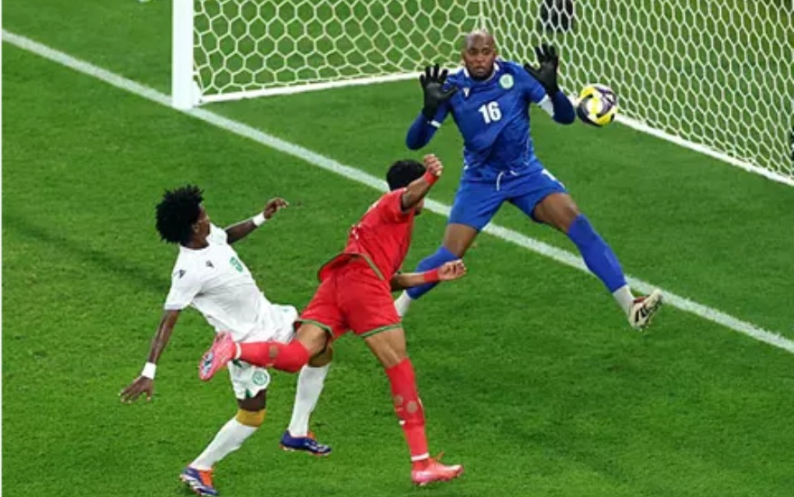 خطأ كارثي لحارس جزر القمر يمنح عُمان هدفا غريبا في كأس العرب 2025 (فيديو)