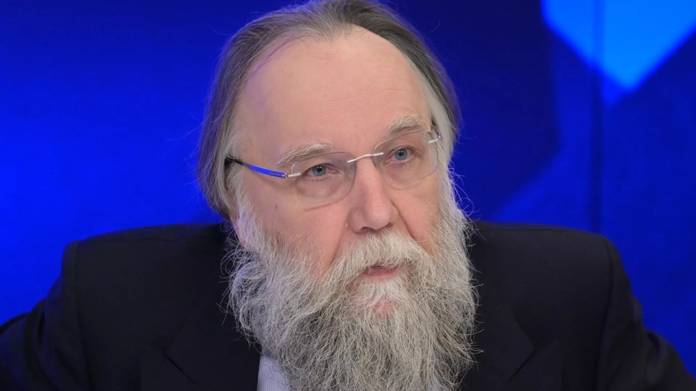 زاخاروفا: بريطانيا "تجاوزت حدودها" بفرض عقوبات على المحلل الروسي دوغين