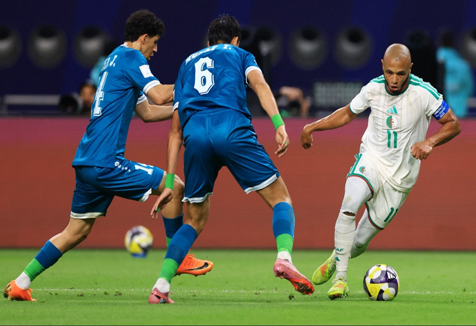 الجزائر تهزم العراق وتنتزع صدارة المجموعة الرابعة في كأس العرب (فيديو)