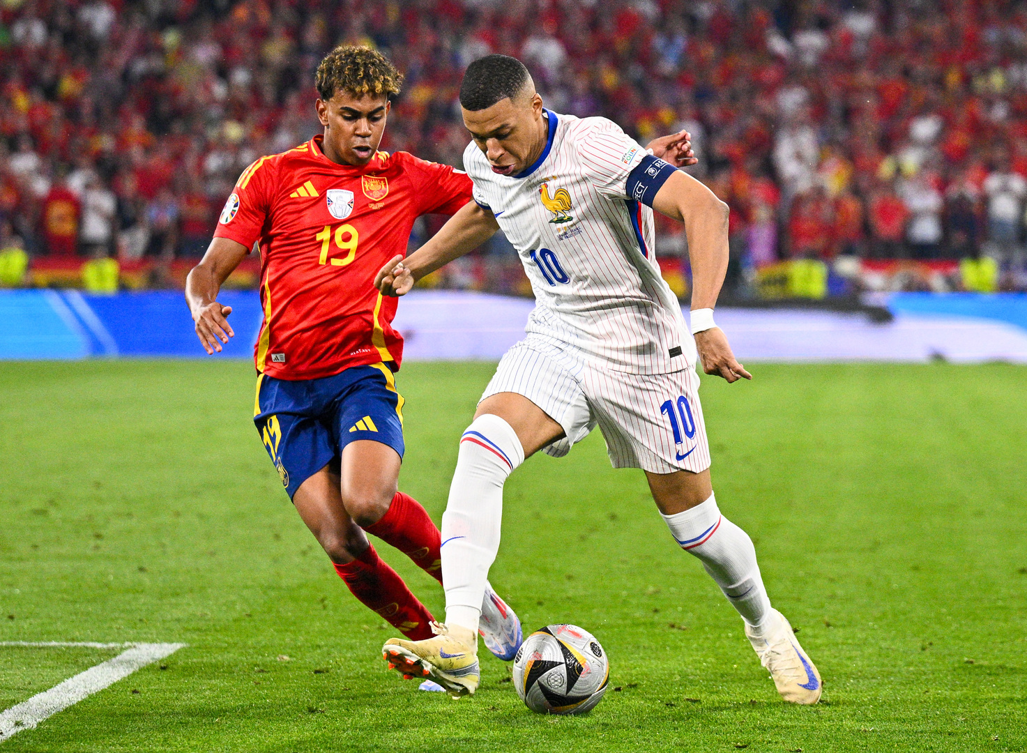 لامين جمال يحطم رقم مبابي التاريخي في دوري أبطال أوروبا