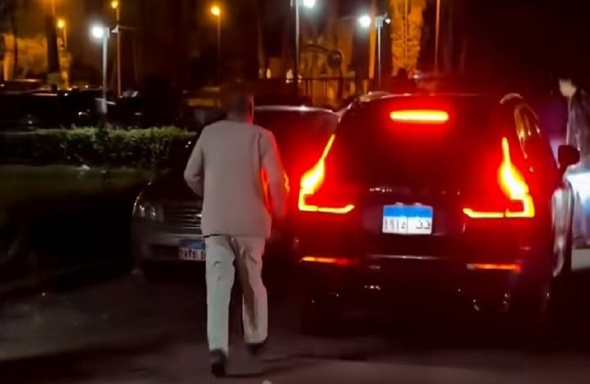 فنان مصري شهير يثير الجدل بفيديو مع سائقه