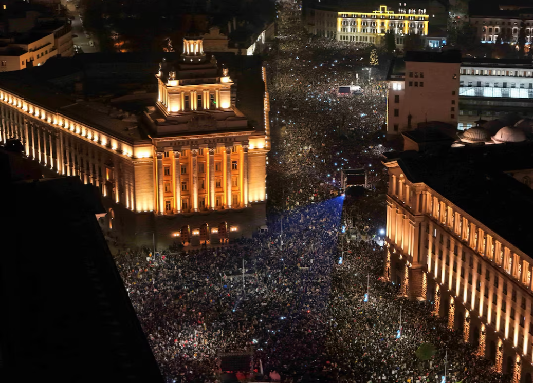 الآلاف يحاصرون البرلمان البلغاري احتجاجا على موازنة 2026 وسياسات الحكومة