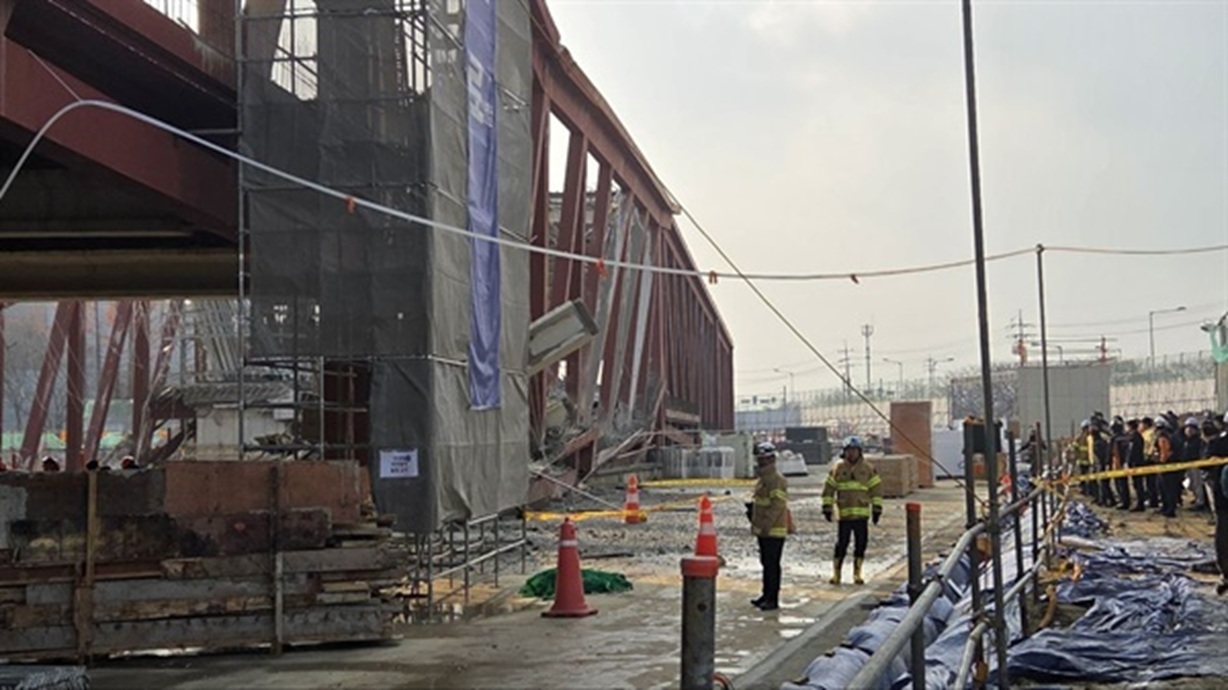 انهيار هيكل معدني في موقع بناء بكوريا الجنوبية (صور)