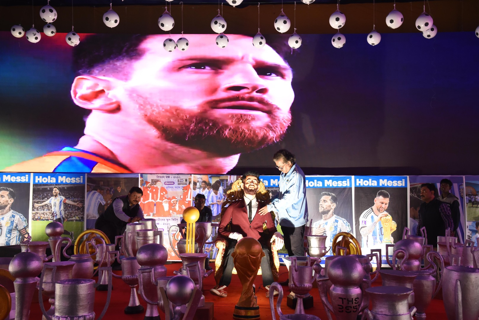 الهند تحتفي بميسي.. الكشف عن أضخم تمثال لنجم كرة قدم حي (فيديو)