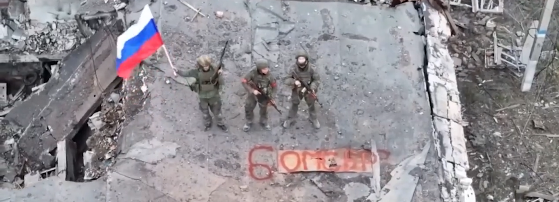 القوات الروسية ترفع العلم الوطني فوق مدينة سيفيرسك المحررة