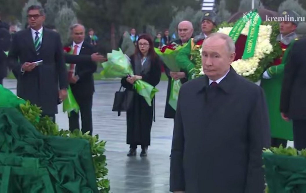 بوتين يضع إكليلا من الزهور على نصب حياد تركمانستان (فيديو)