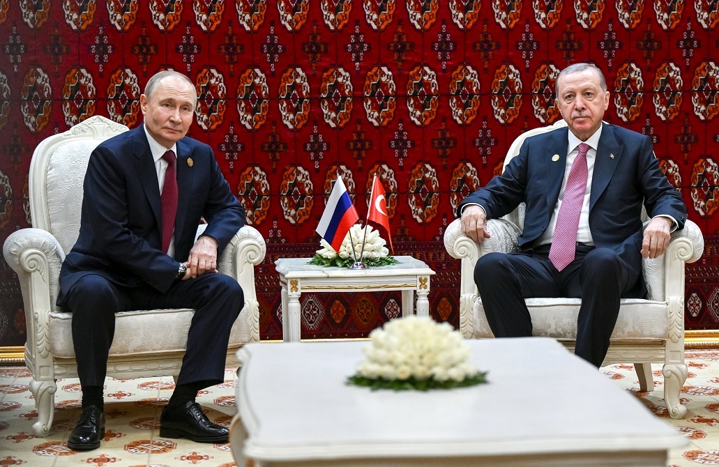 بوتين يعقد اجتماعا مطولا مع أردوغان في عشق آباد.. ورئيس وزراء باكستان ينضم إليهما! (صور)