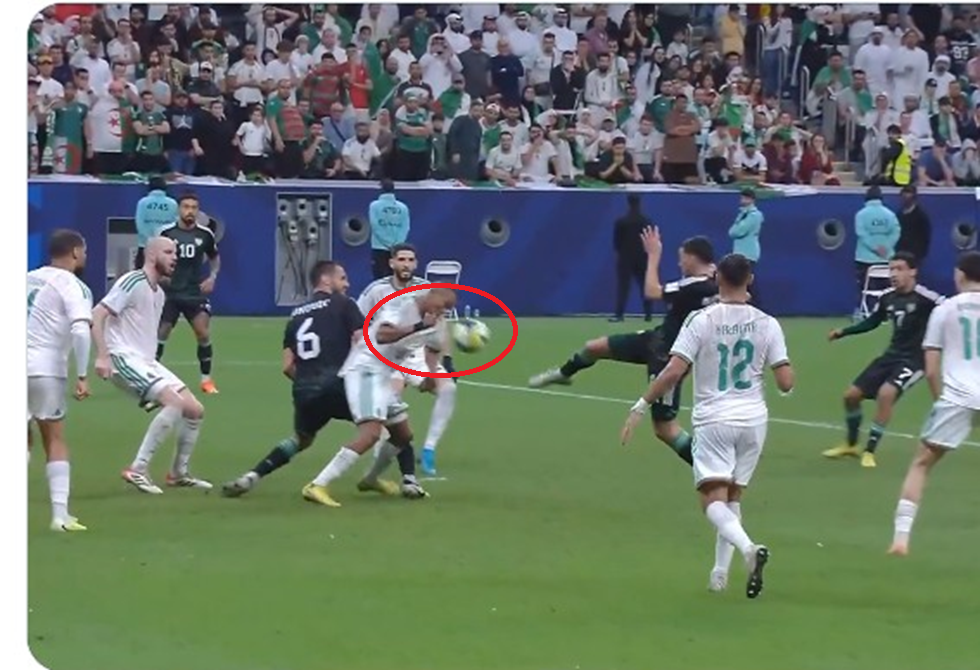 لقطة تحكيمية مثيرة للجدل.. هل استحق منتخب الإمارات ركلة جزاء في الثواني الأخيرة من مواجهة الجزائر؟
