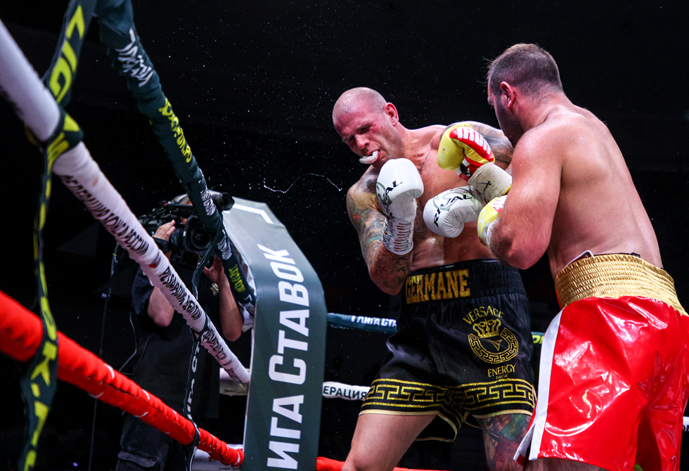 الروسي مراد غاسييف يسقط بوليف بالضربة القاضية ويتوج بلقب بطولة العالم للوزن الثقيل "WBA" (فيديو)