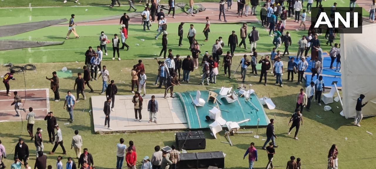 اقتحام للملعب وأعمال شغب ولجنة تحقيق.. طوفان جماهيري يفسد زيارة ميسي إلى الهند (فيديو)