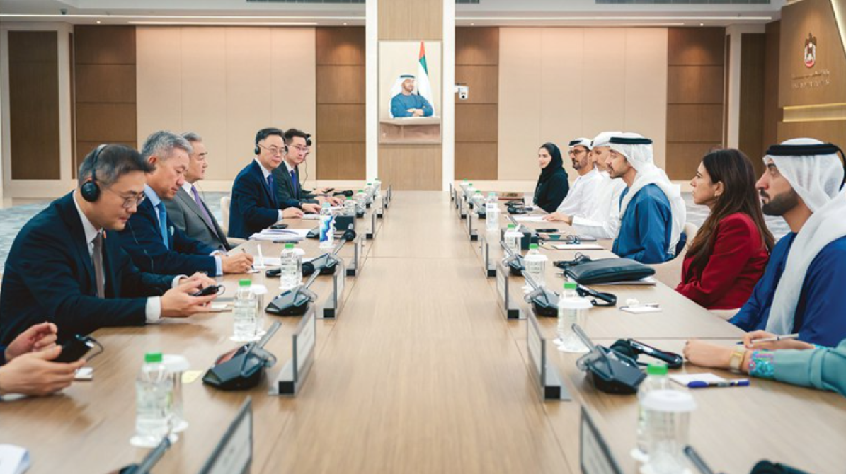 وانغ يي في أبوظبي: تعزيز الشراكة الصينية-الإماراتية نحو آفاق أوسع