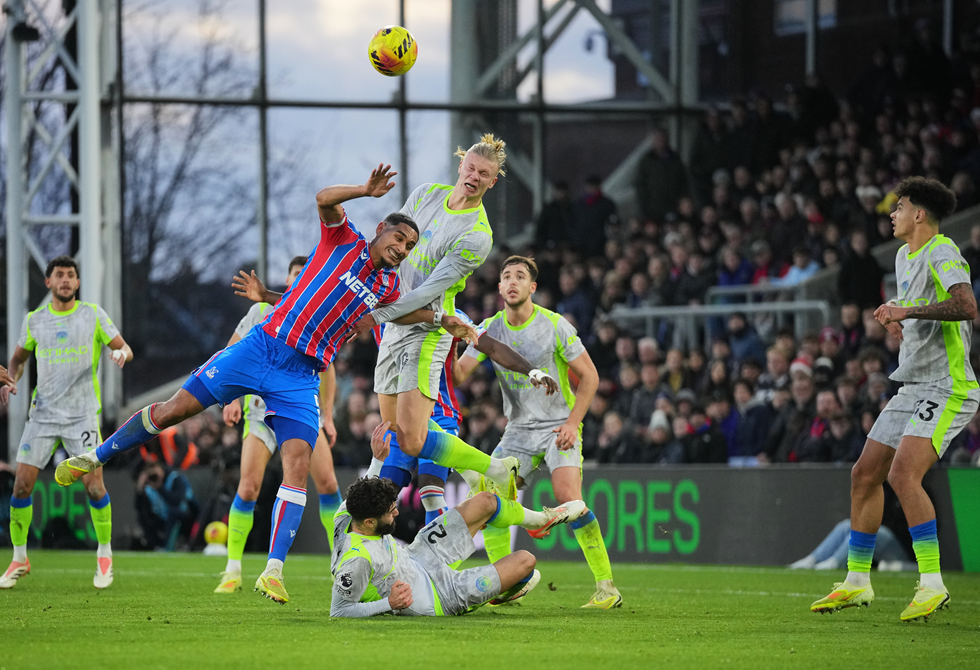 مانشستر سيتي يواصل مطاردة أرسنال في الدوري الإنجليزي بفوز عريض على كريستال بالاس