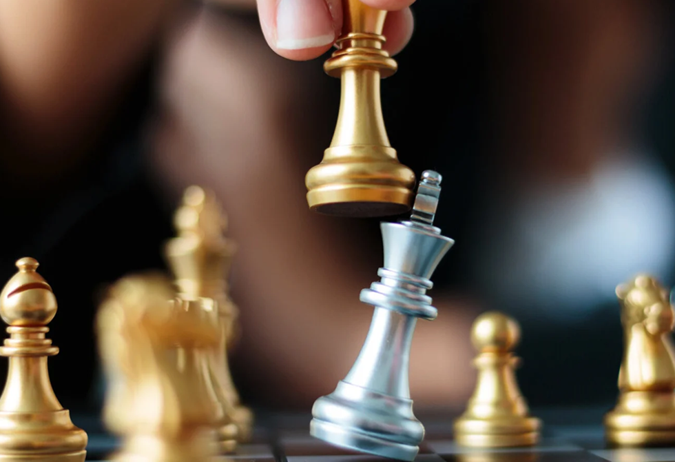 الاتحاد الدولي للشطرنج يعيد اللاعبين الروس إلى المنافسات الدولية مع رموزهم الوطنية