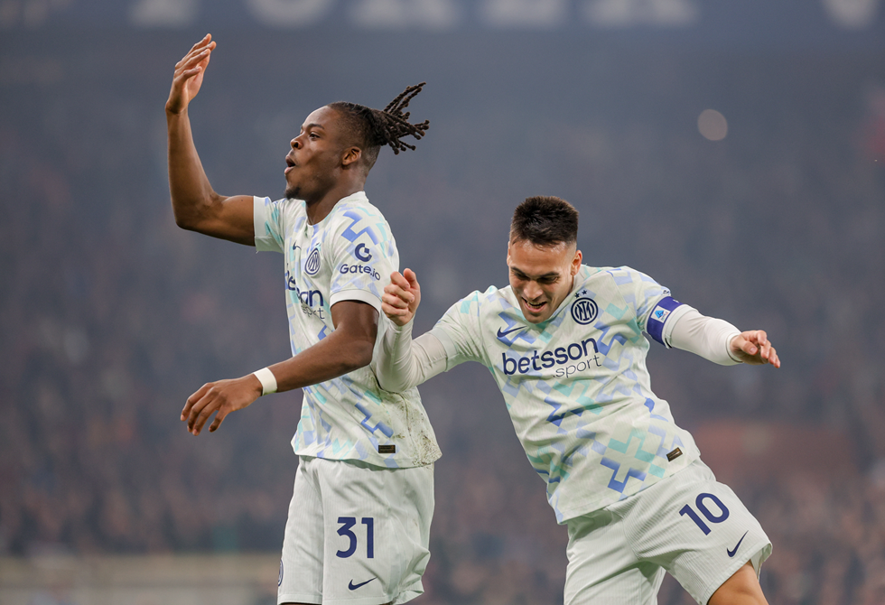 إنتر يستغل تعثر ميلان ونابولي ويقفز إلى صدارة  الدوري الإيطالي