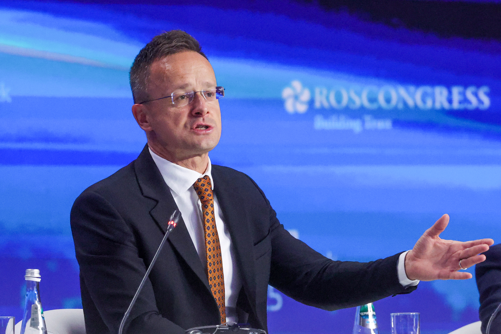 وزير خارجية هنغاريا يرد على سخرية نظيريه البولندي والأوكراني تجاه أوربان