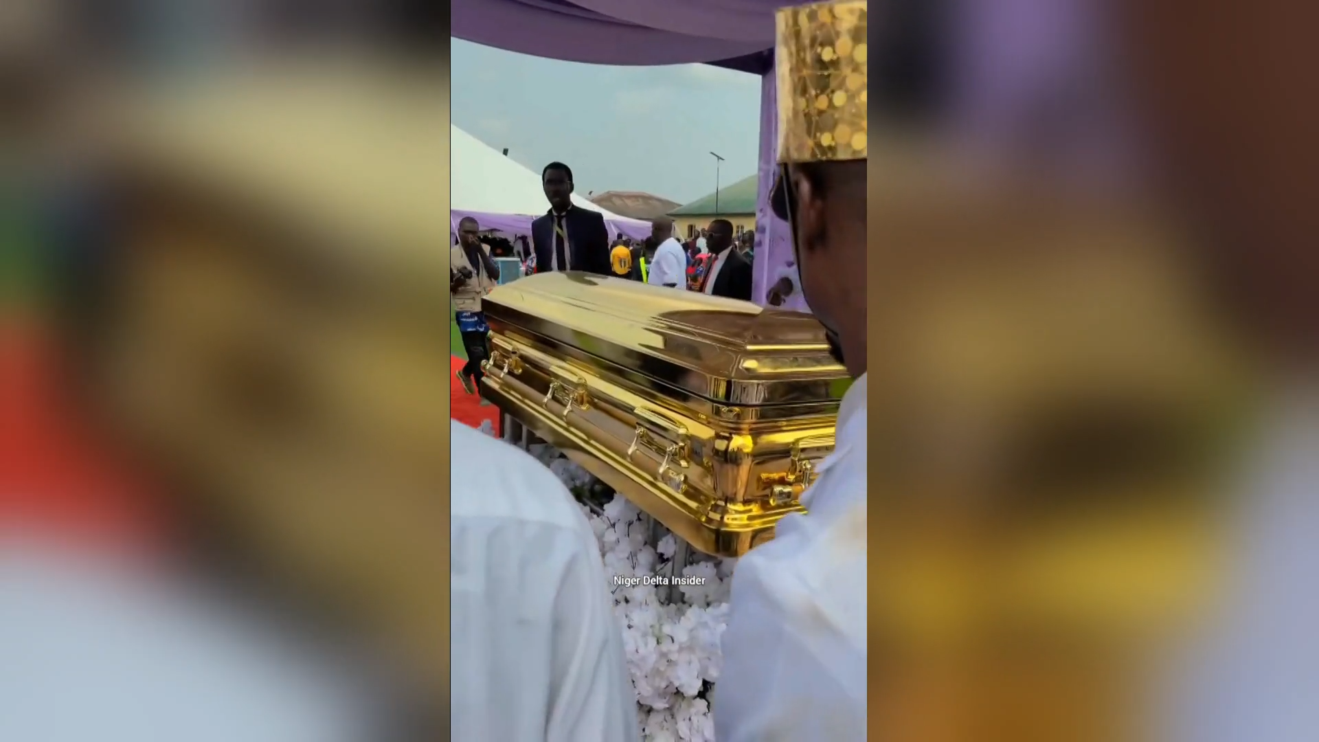 جنازة غير مسبوقة في نيجيريا.. رجل يدعى "النبي إرميا" يدفن والدته في تابوت ذهبي