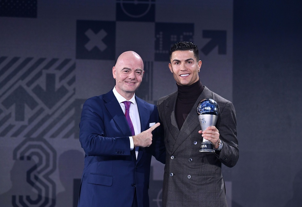 من يصوت بدلا من القائد.. لماذا لا يدلي رونالدو بصوته في جوائز الفيفا؟