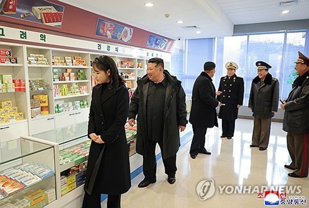 الزعيم الكوري الشمالي يحضر حفل افتتاح مجمع صناعي (صور)