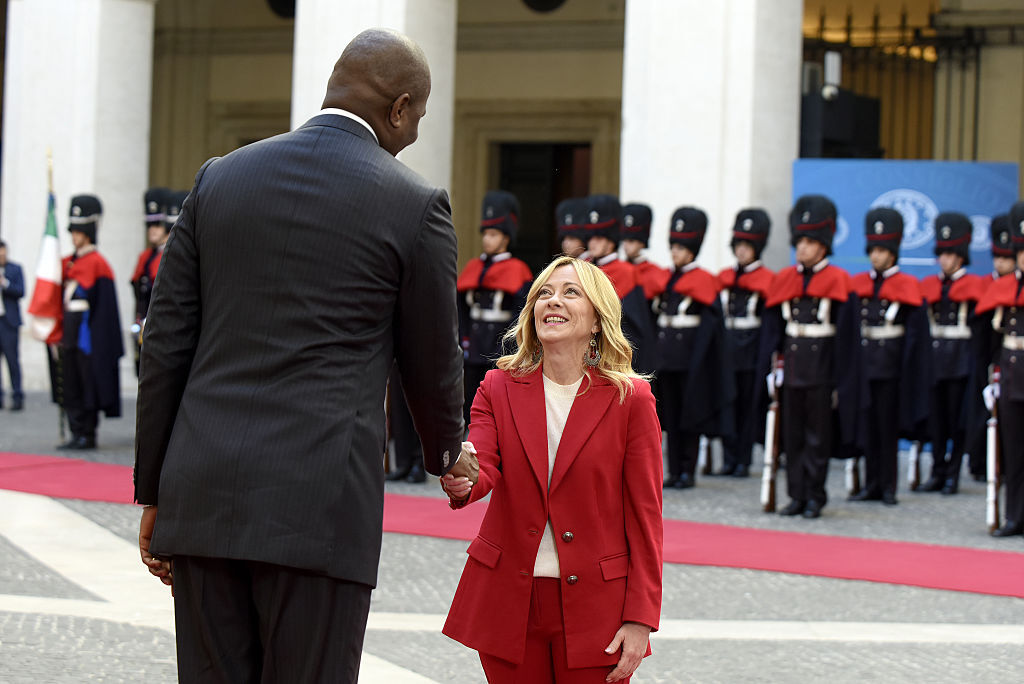 فارق الطول يخطف الأضواء في لقاء ميلوني ورئيس موزمبيق (فيديو)