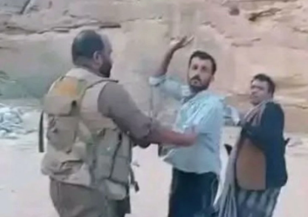 إعدام عرفي صادم في اليمن.. أسرة قاتل تسلم ابنها لمسلحين قبليين لتصفيته بالرصاص (فيديو)