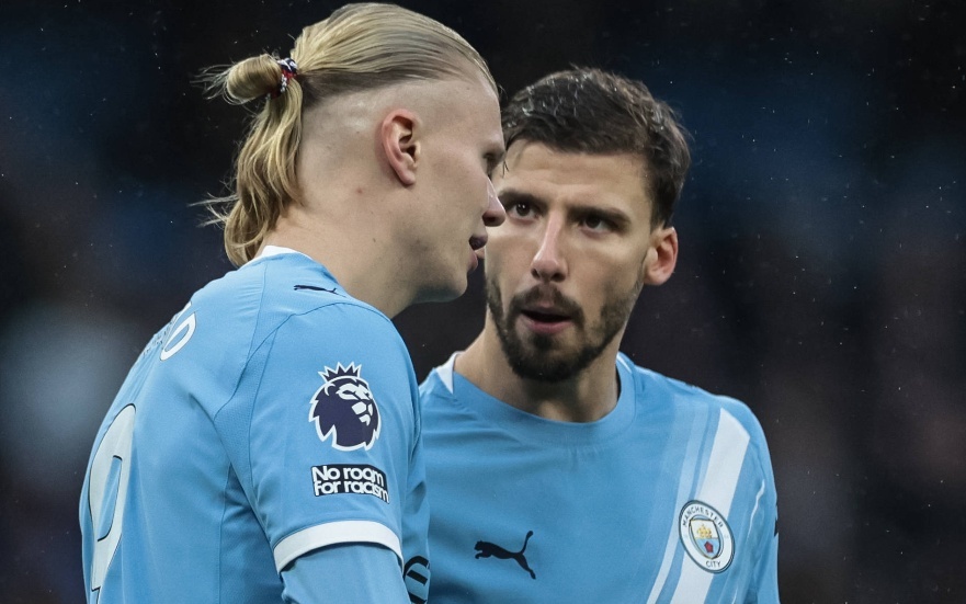 نجم مانشستر سيتي يفاجئ الجماهير بوشم باللغة الروسية