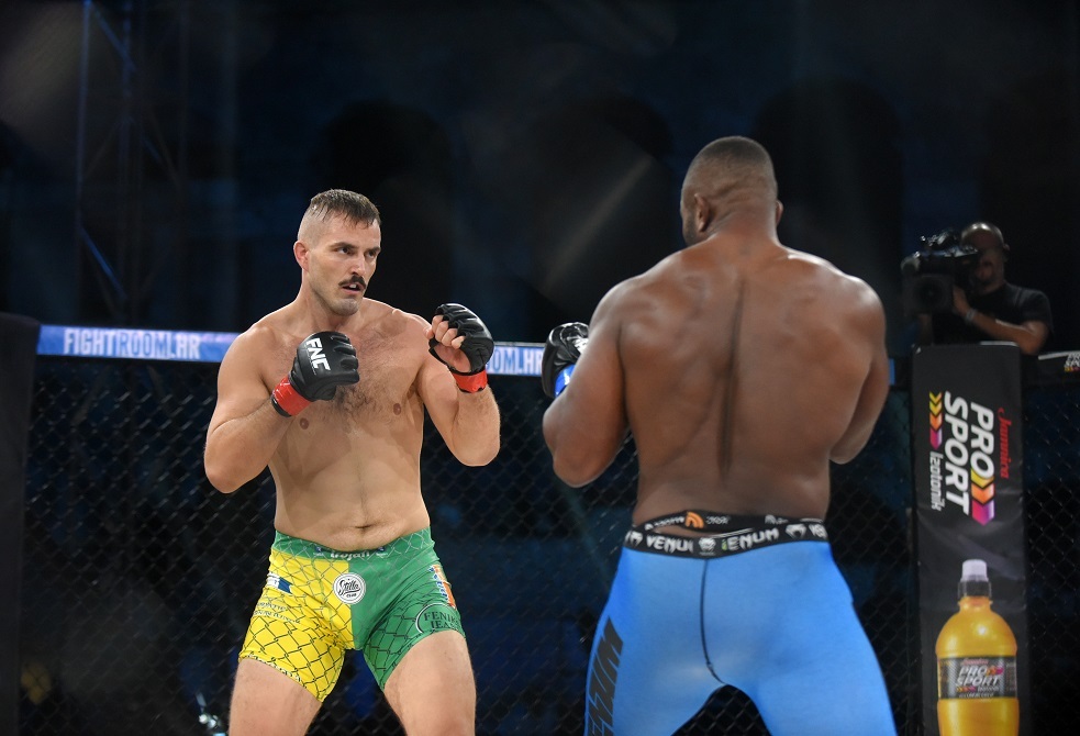 مقاتل (MMA) يغرق في النهر (فيديو)