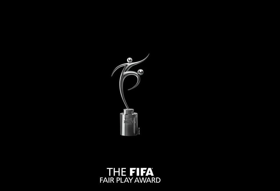 الطبيب أندرياس هارلاس نوكينغ يفوز بجائزة FIFA للعب النظيف لعام 2025 (فيديو)