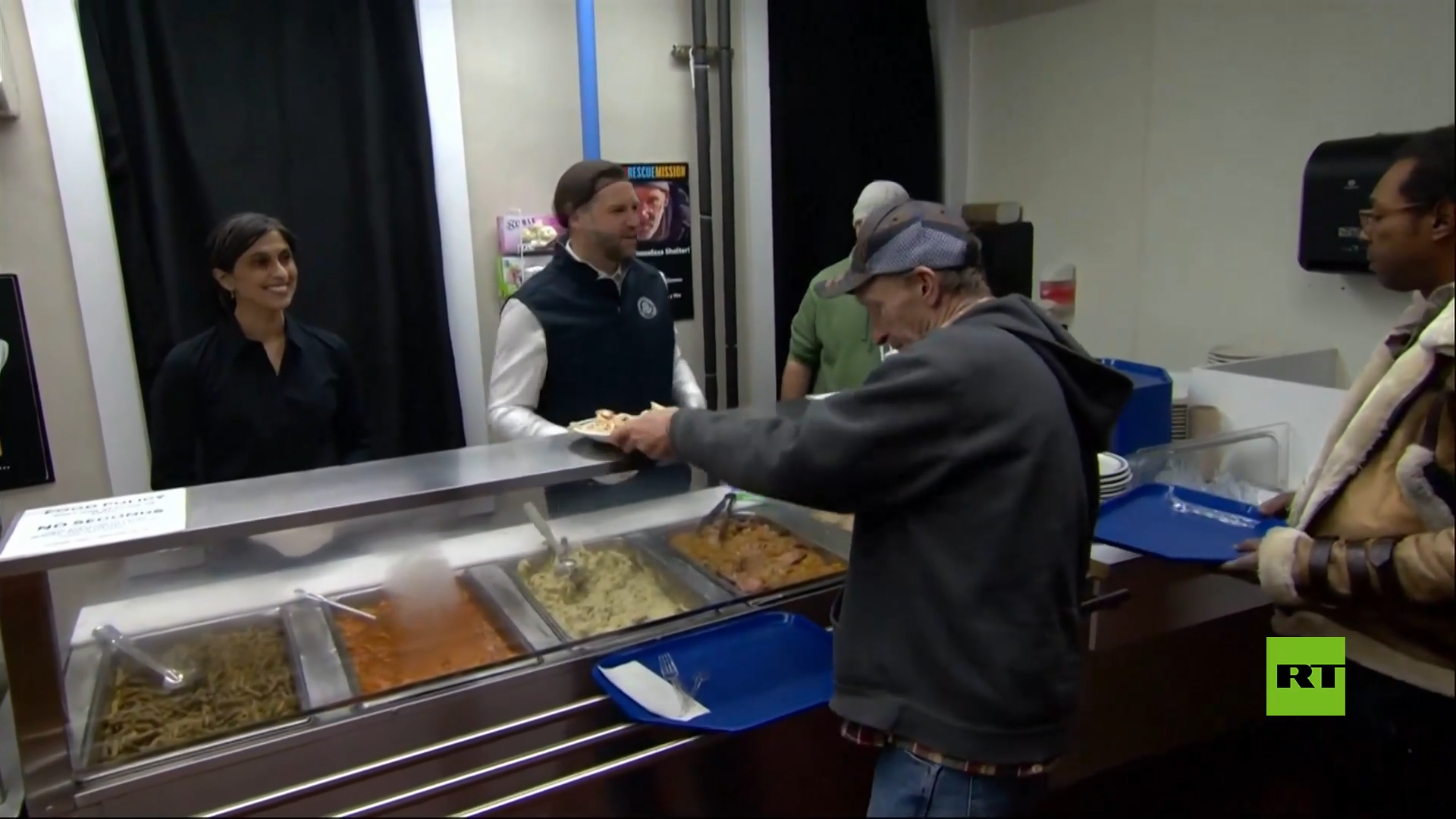 نائب الرئيس الأمريكي يقدم الطعام في مأوى للمشردين